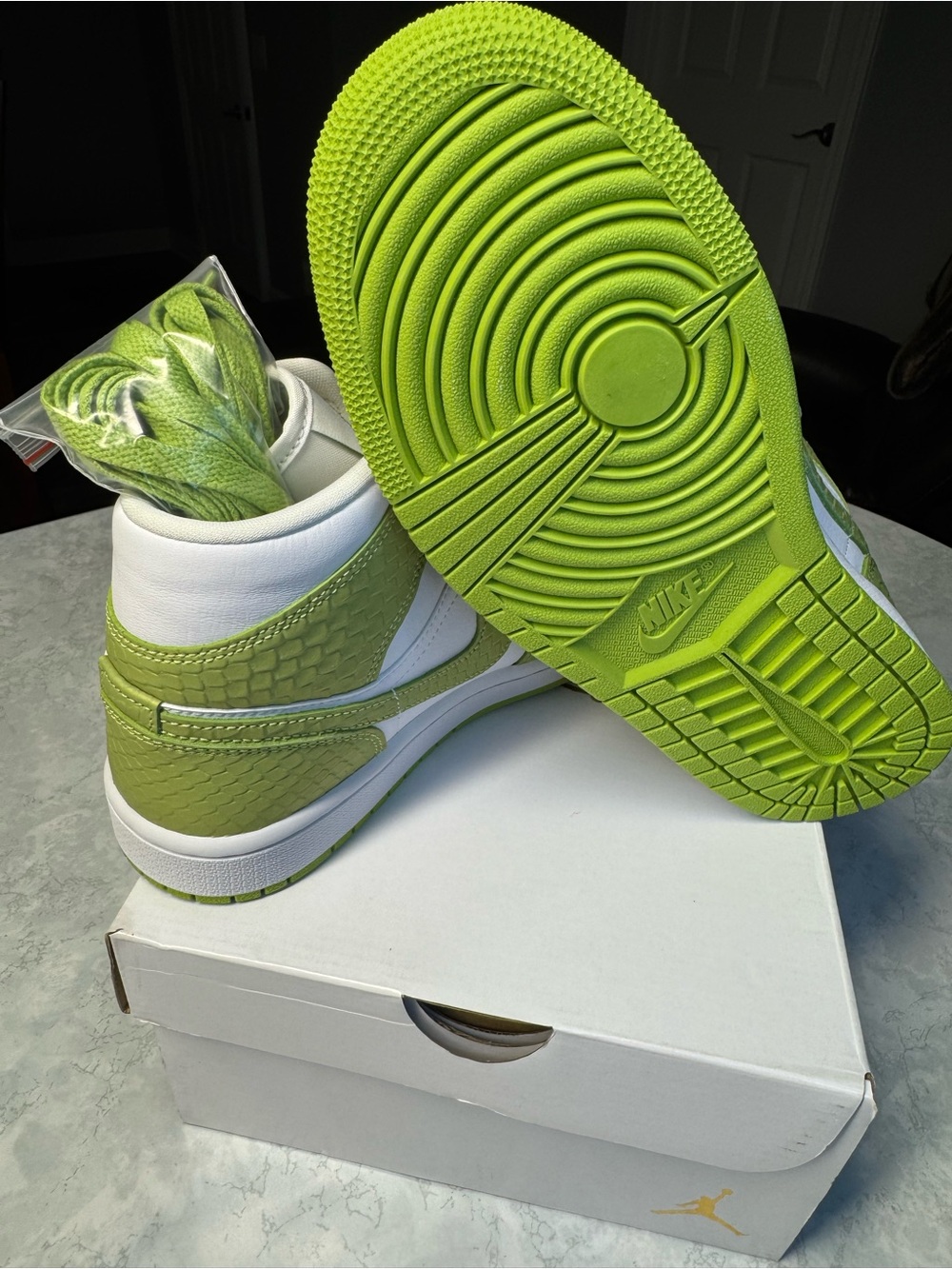 Jordan 1 Mid - Green Python - Picture 5 of 6